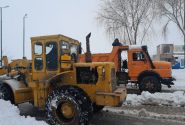 برف روبی معابر شهر بوسیله ۳ دستگاه لودر ۲ دستگاه تراکتور و ماشین آلات شهرداری
