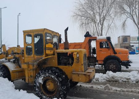 برف روبی معابر شهر بوسیله ۳ دستگاه لودر ۲ دستگاه تراکتور و ماشین آلات شهرداری